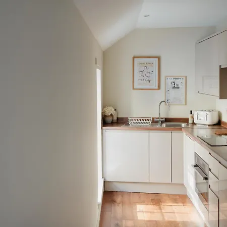 Charming Mews With Secure Parking Daire