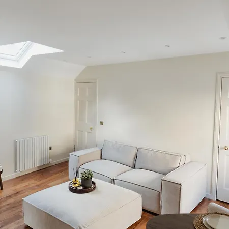 Charming Mews With Secure Parking Daire *