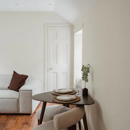 Charming Mews With Secure Parking Daire *