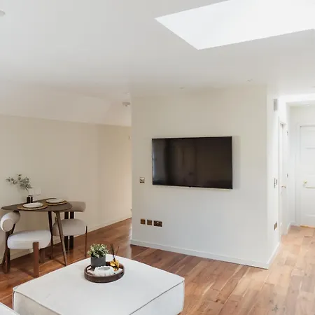 Daire Charming Mews With Secure Parking