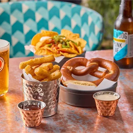 Travelodge Airport Hotel 3*