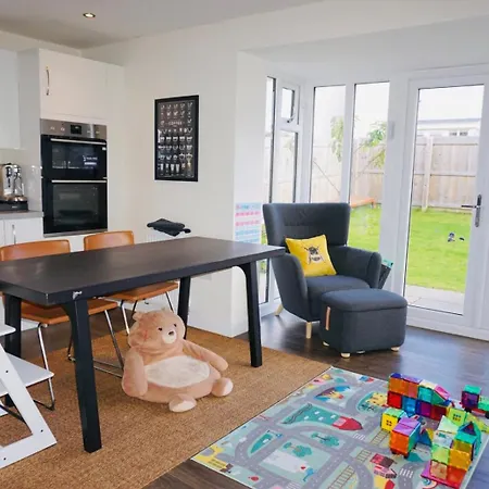 Homestay En-suite Double Bedroom With Pentland Hill View *