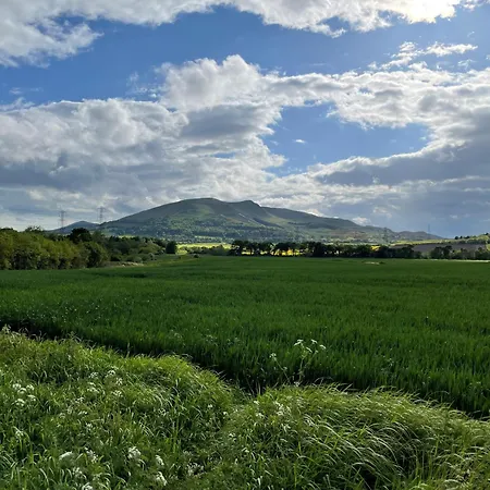Homestay En-suite Double Bedroom With Pentland Hill View *