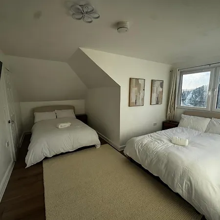4br Near Airport & Centre Free Parking * Edinburgh