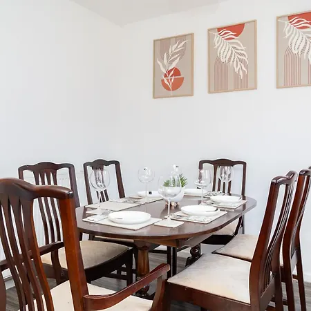 Elegant 3br Home, Centre And Free Parking Apartament