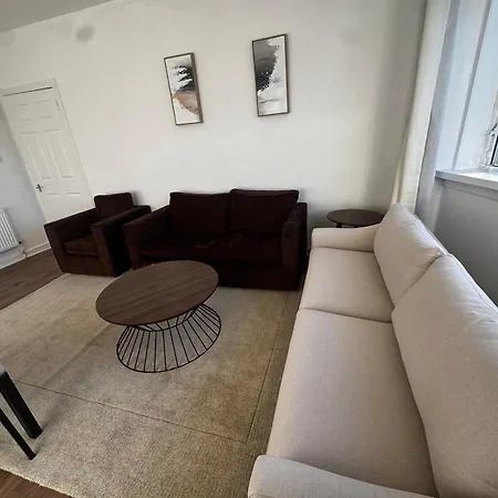4br Near Airport & Centre Free Parking Apartment *