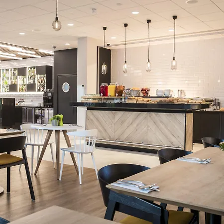Courtyard By Marriott West Отель