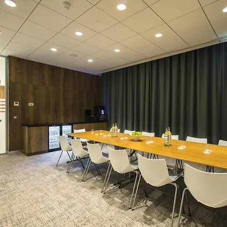 Courtyard By Marriott West Отель