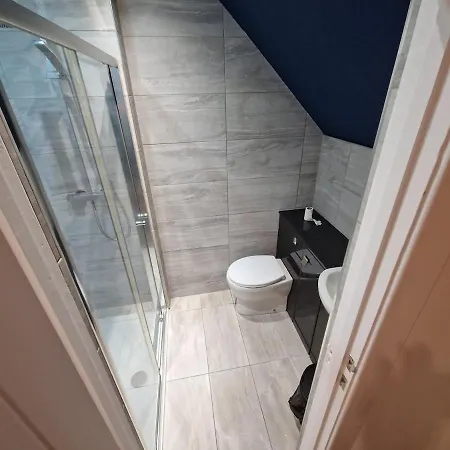 West Luxury 5 Bedroom דירה