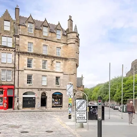 1 Bed In The Heart Of Grassmarket With Castle Views אדינבורו