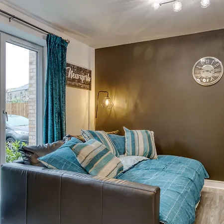 Διαμέρισμα Modern 2 Bed In City. Free Parking. *