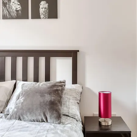 Modern 2 Bed In City. Free Parking. Διαμέρισμα