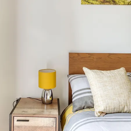 Modern 2 Bed In City. Free Parking.