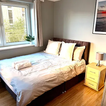 Pilrig - Fast Wifi And Parking Available *