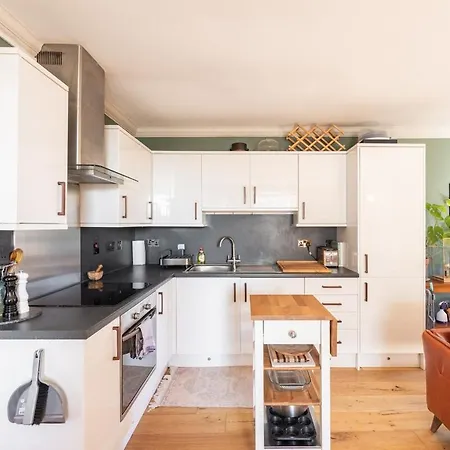 Apartment Bright 1-bed Flat Near The Shore & Ocean Terminal