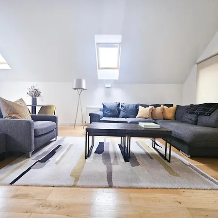 Chic 3-bedroom 2-storey House Near Centre With Free Parking エディンバラ