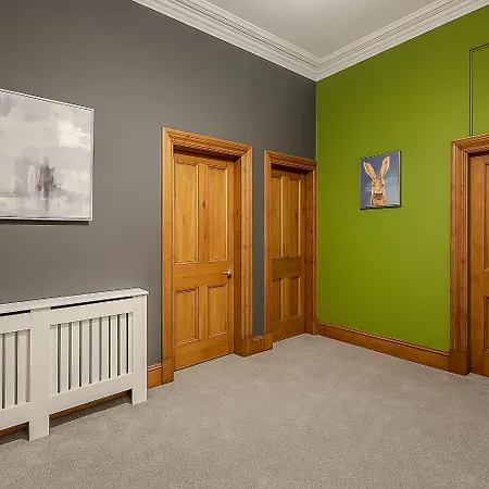 Grand Old Town Home, View, Cinema, Sleeps 10 * Edinburgh
