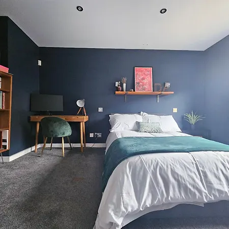 Chic 3-bedroom 2-storey House Near Centre With Free Parking *