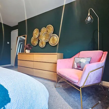 Chic 3-bedroom 2-storey House Near Centre With Free Parking