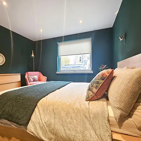 Chic 3-bedroom 2-storey House Near Centre With Free Parking *