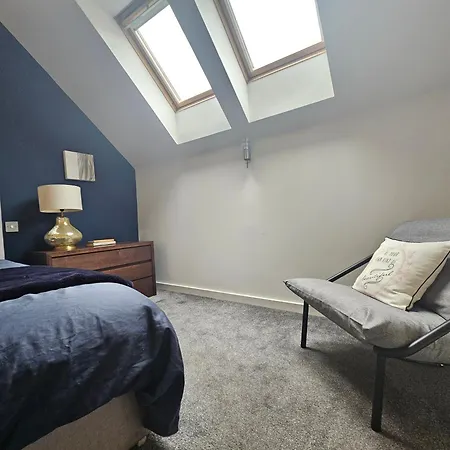 Chic 3-bedroom 2-storey House Near Centre With Free Parking エディンバラ