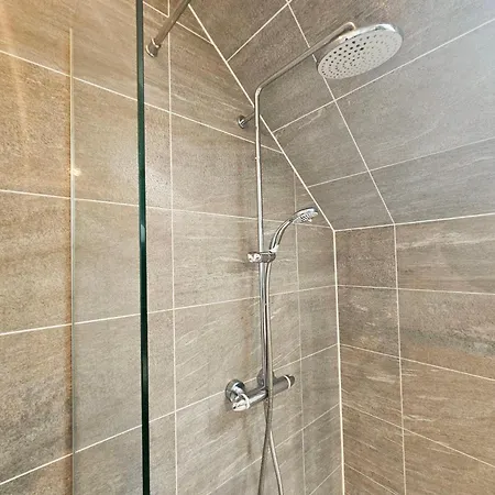 Chic 3-bedroom 2-storey House Near Centre With Free Parking アパート *