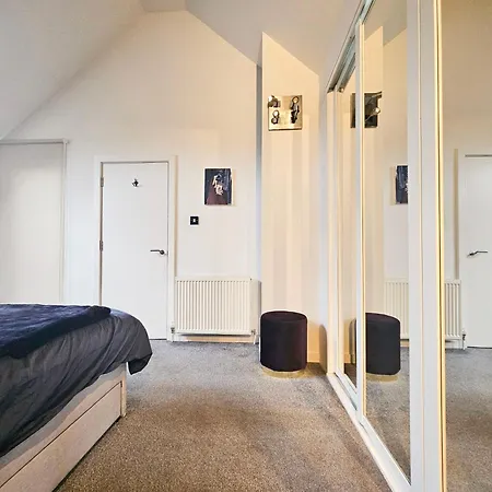 アパート Chic 3-bedroom 2-storey House Near Centre With Free Parking