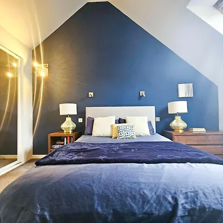 Chic 3-bedroom 2-storey House Near Centre With Free Parking *