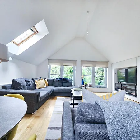 Chic 3-bedroom 2-storey House Near Centre With Free Parking アパート *