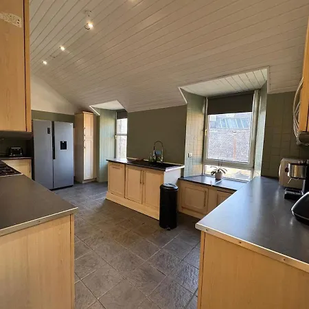 Hillside - 10 Guests 7 Beds 15' Centre Apartament