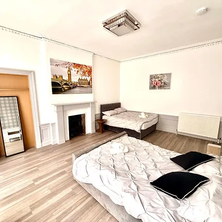 The Handy Hub Luxury Victorian - Fast Wifi &