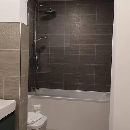 Elegant 3br At Haymarket דירה *