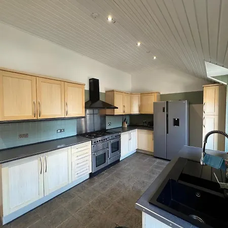 Hillside - 10 Guests 7 Beds 15' Centre Apartament