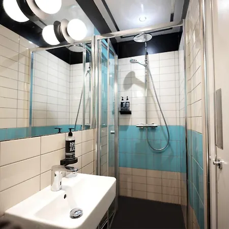 Hostel Revolver