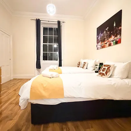 2 Bed Flat In אדינבורו