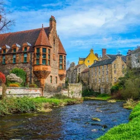 The Gardners In Centre With Parking *