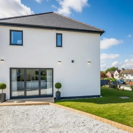 Dreghorn House 5 B-rooms 9 Beds 3 Toilets 2 Showers,1 Bath 2 Receiption Secure Free Parking 233 Wifi Дом отдыха *