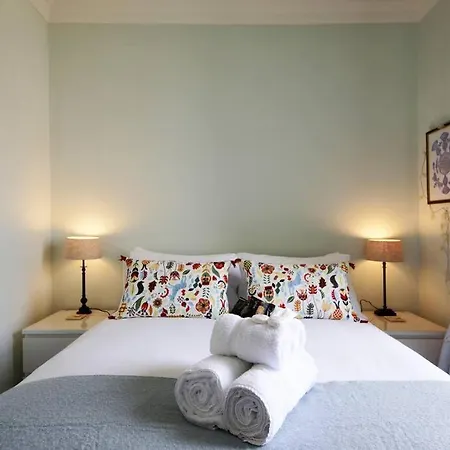 Bernard St - Bright And Spacious 1 Bed At The Shore!