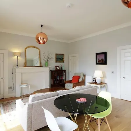 Bernard St - Bright And Spacious 1 Bed At The Shore!