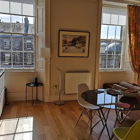Bernard St - Bright And Spacious 1 Bed At The Shore!