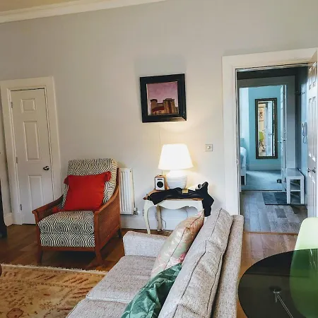 Bernard St - Bright And Spacious 1 Bed At The Shore! *