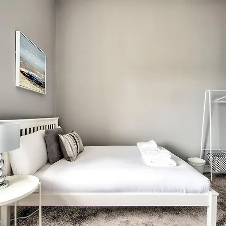 Lothian Road - Perfect Centre Location. *