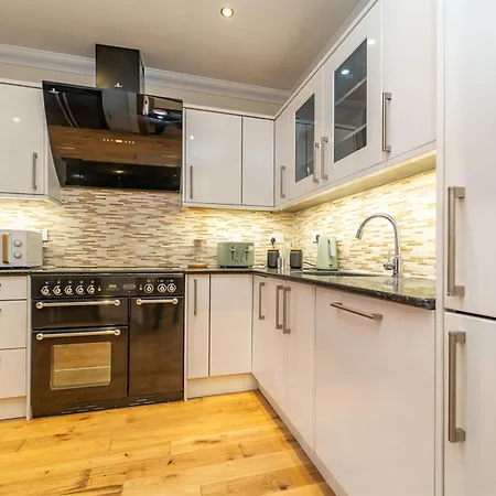 Family Friendly 3br Townhouse With 6 Beds And Parking * Edinburgh