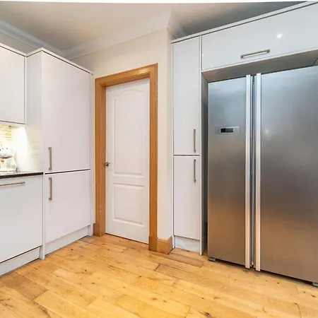 Family Friendly 3br Townhouse With 6 Beds And Parking