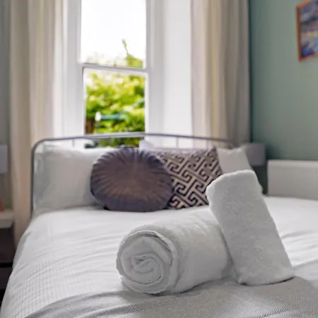 Stylish 2-bed Garden Edinburgh