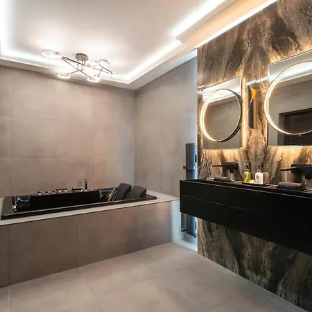 Near Transport - Hot Tub - Fireplace - Sleeps 2 Edinburgh