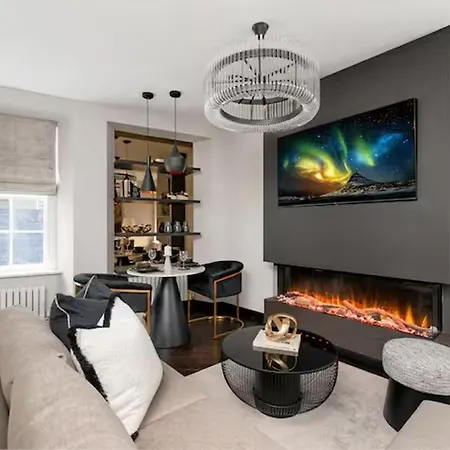 Near Transport - Hot Tub - Fireplace - Sleeps 2 *