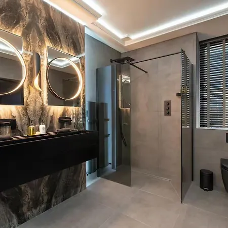 Near Transport - Hot Tub - Fireplace - Sleeps 2