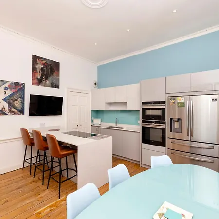 Luxury Family Flat In New Town דירה אדינבורו
