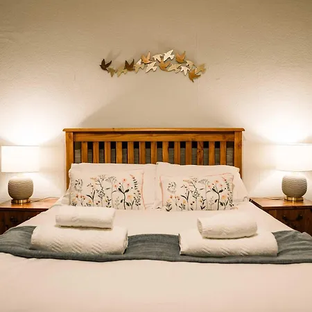 3 Bed Traditional On Picturesque Victoria St *